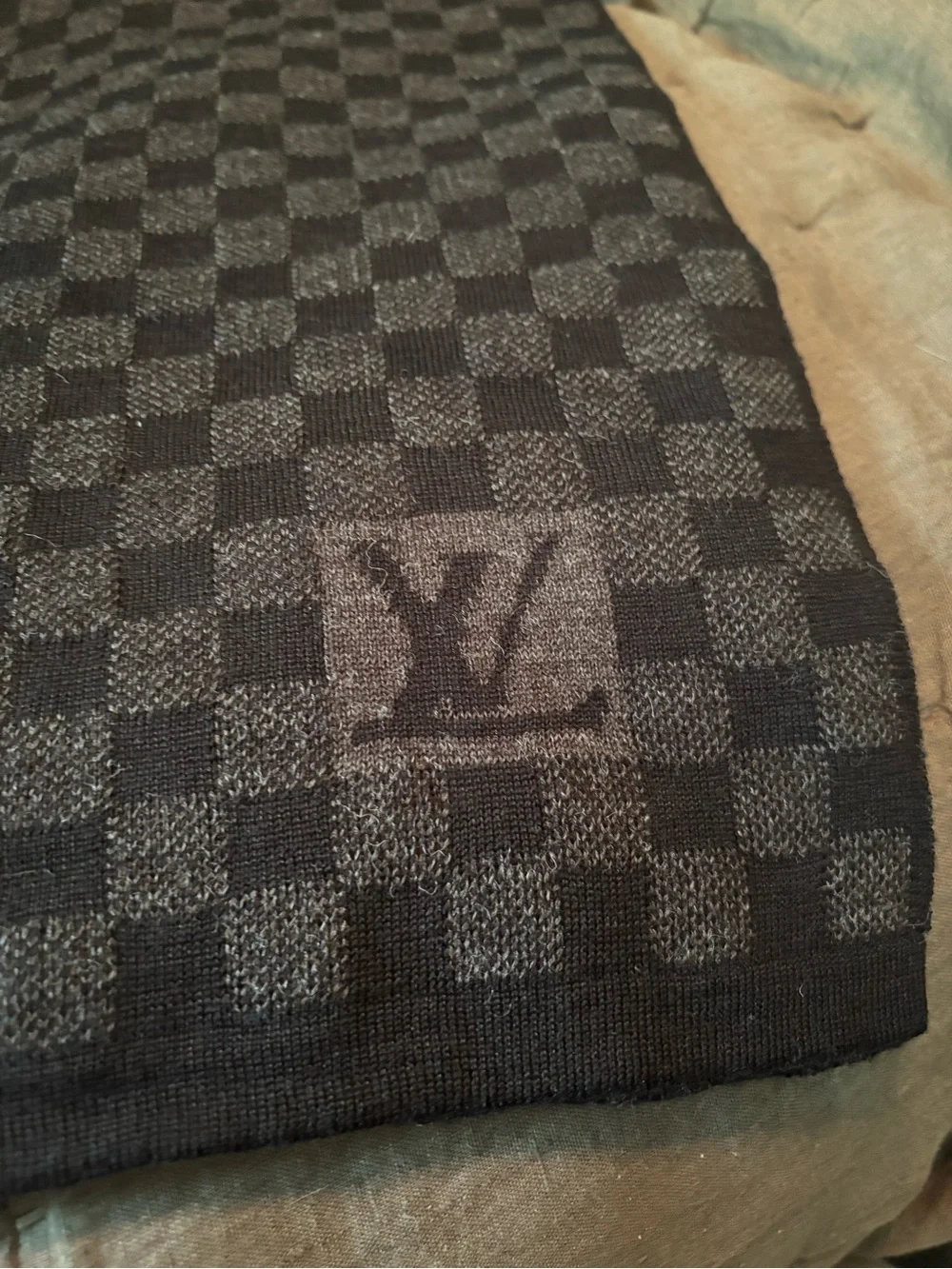 Authentic Louis Vuitton Petit Damier Wool Scarf (Graphite)